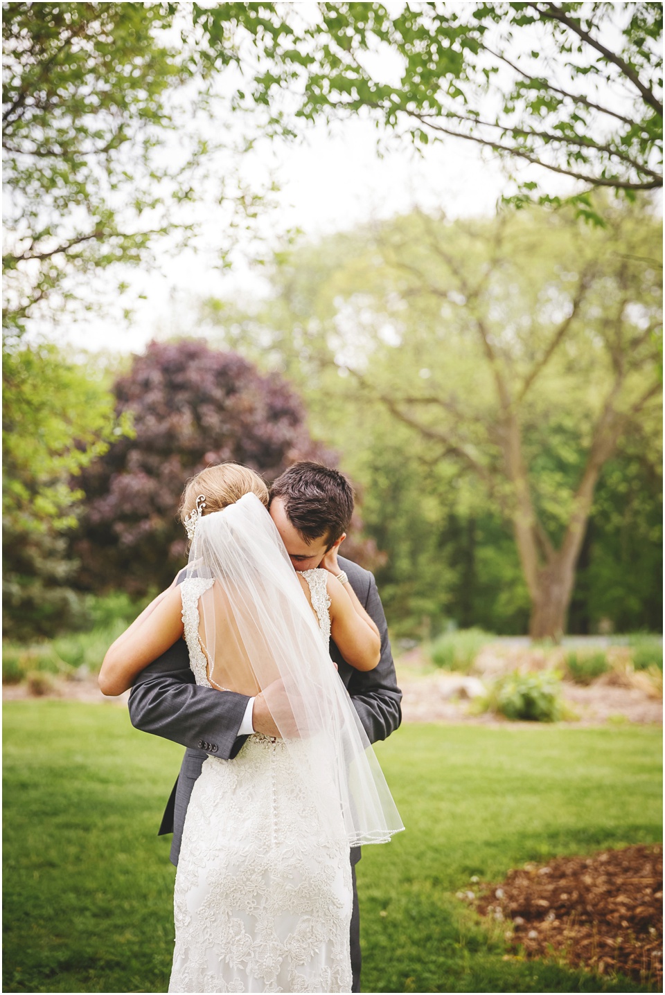 Spring wedding at Kickapoo Creek Winery by Wedding Photographer Rachael Schirano