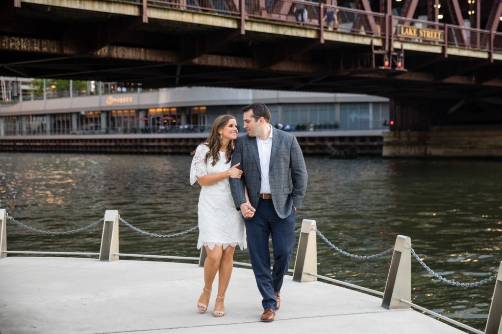 Chicago IL engagement session, what to wear for your engagement session, couple's portraits, engaged couple, outdoor engagement, city engagement, Chicago skyline engagement, downtown Chicago engagement session